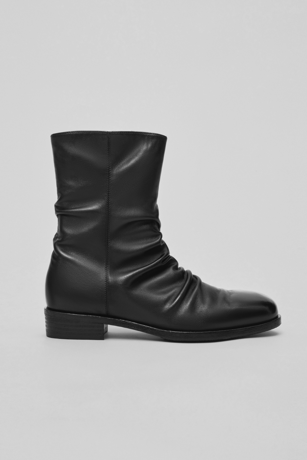 Side profile of the YITAI Horsehide Leather Boot.